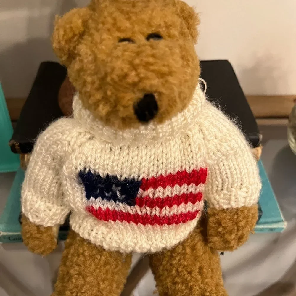 Vintage 1995 Berkeley Designs Bear in Patriotic American Flag Sweater. EUC. USA